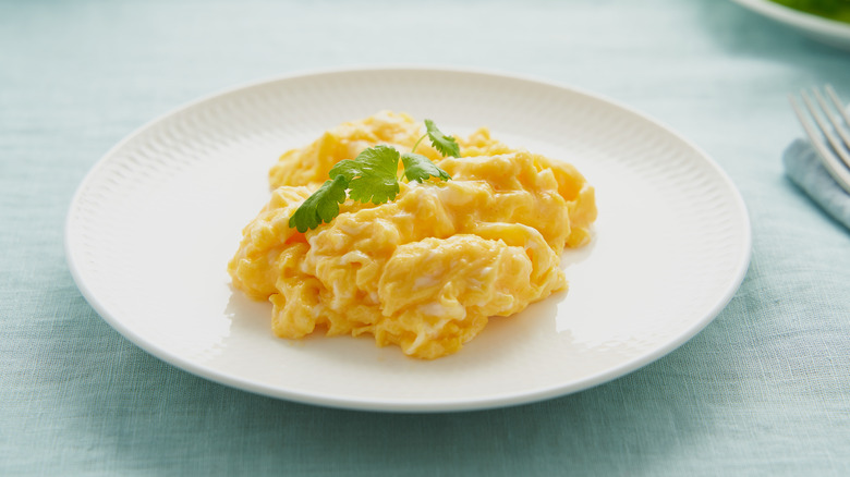 Scrambled eggs on a plate