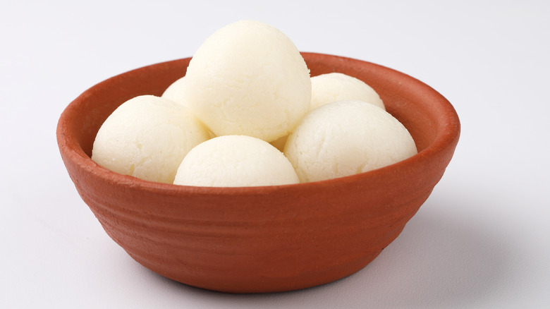 Terracotta bowl of rasgulla.