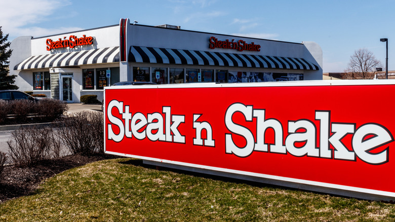 Exterior of a Steak 'n Shake restaurant