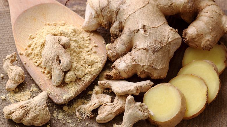 grated and whole ginger pieces 