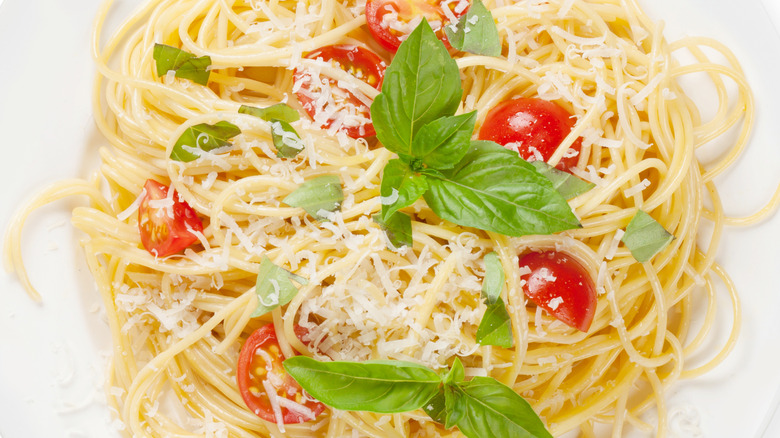 Spaghetti with parmesan and tomatoes