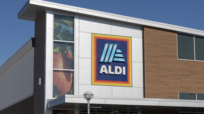 Exterior of an Aldi grocery store