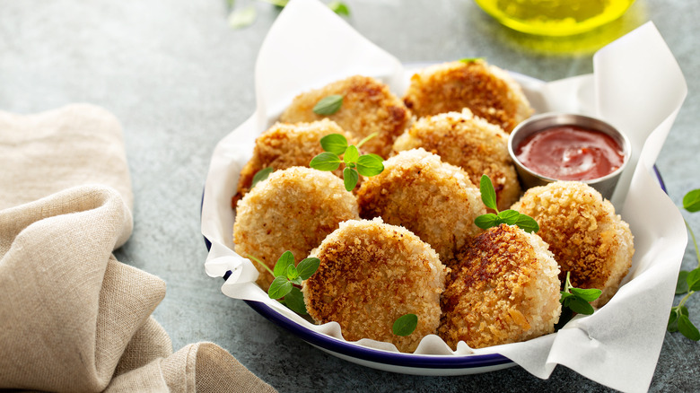 Small chicken patties in basket