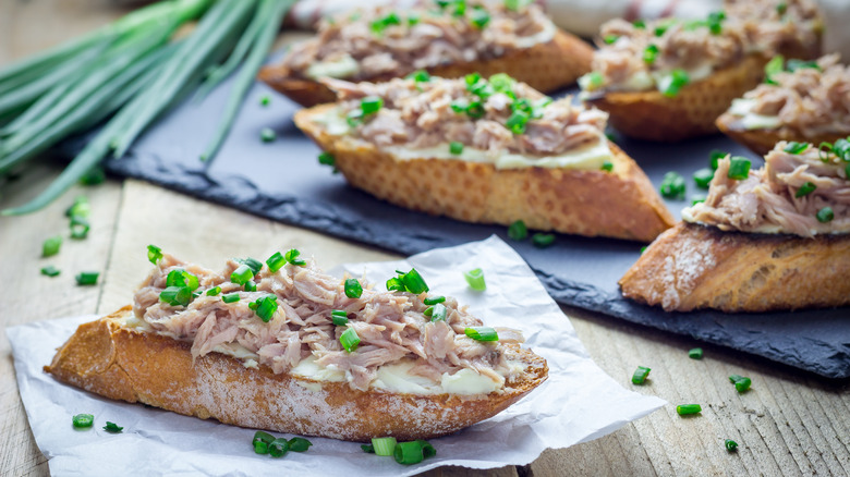 Tuna flakes on crostini