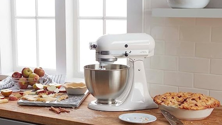 KitchenAid Classic Series 4.5 Quart Tilt-Head Stand Mixer K45SS