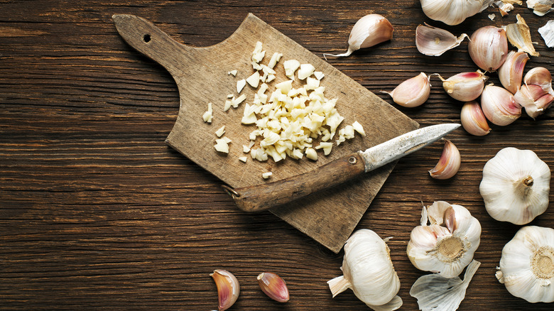 Garlic on a cutting board 
