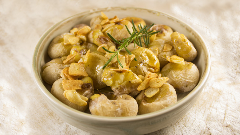 Batatas à murro in bowl