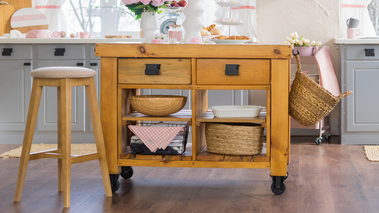 Wooden kitchen island with flowers and baskets