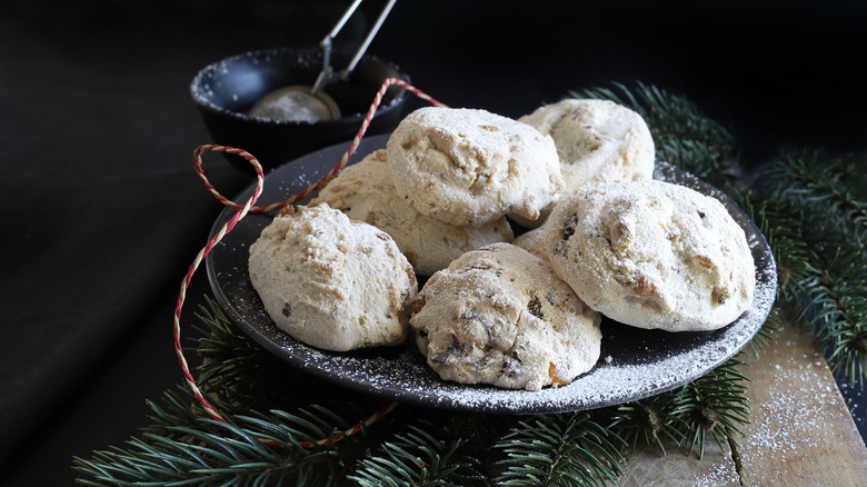 cavallucci dusted with powdered sugar