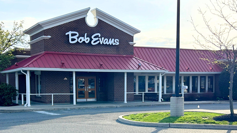 The outside front of a Bob Evans restaurant