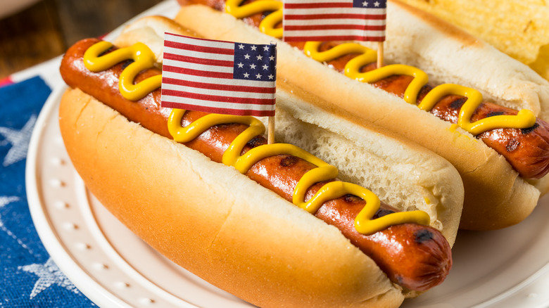 hot dogs in buns