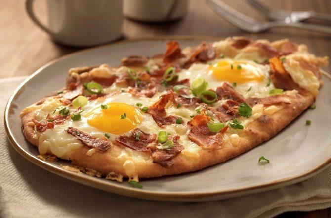 Breakfast Naan Pizza