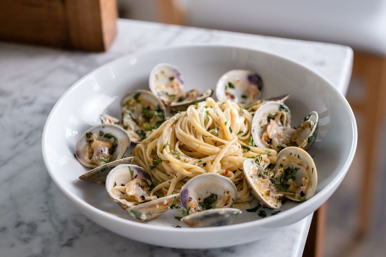 Bucatini with clams in white wine and garlic