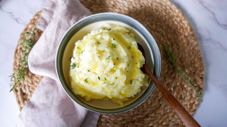 bowl of mashed potatoes