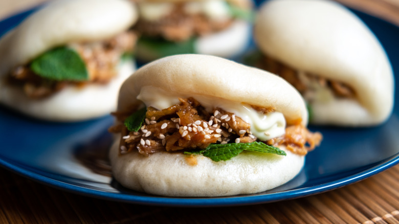a plate of gua bao