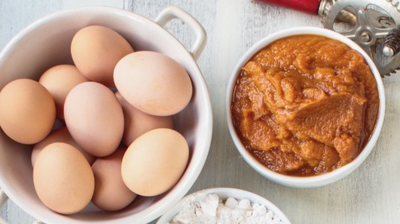 bowl of eggs and pumpkin puree