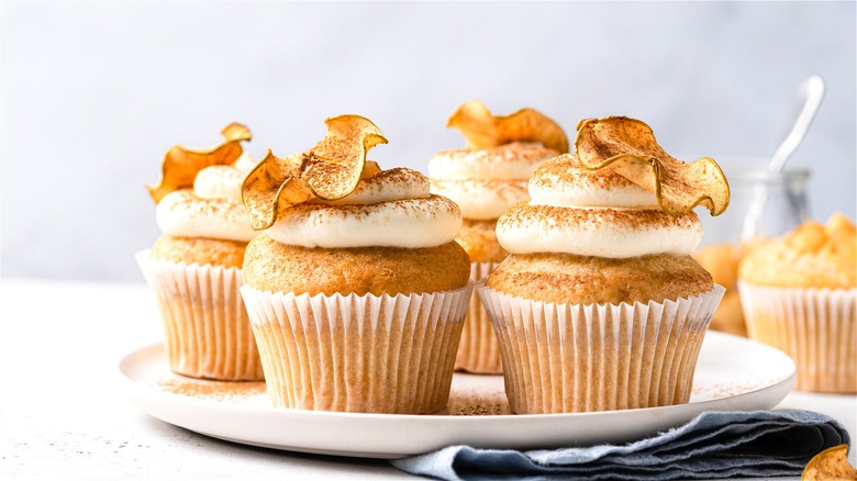 Cinnamon-spiced cupcakes with apple