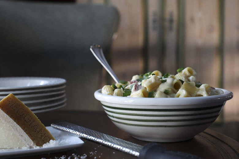 Cheesy pasta with caramelized onions and corned beef