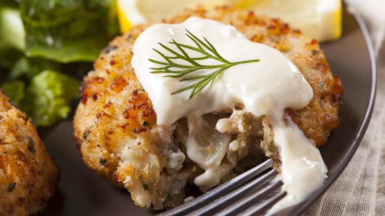 Crab cake with tartar sauce