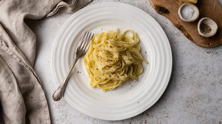 alfredo-sauced pasta on plate