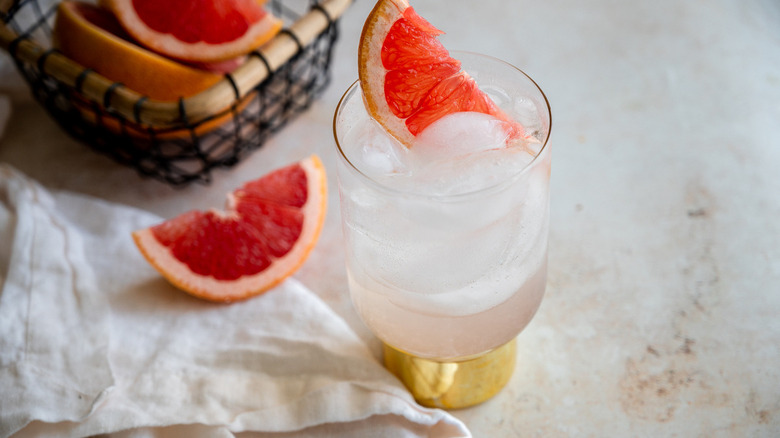 cocktail with grapefruit slice