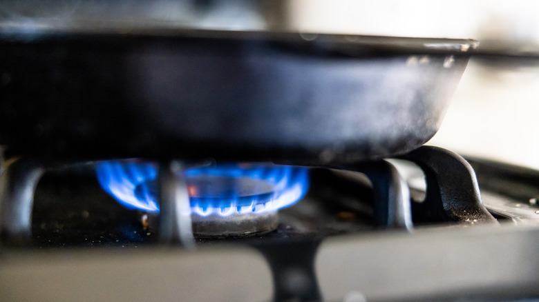 Heating up cast iron skillet