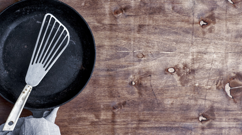 Metal spatula in the skillet