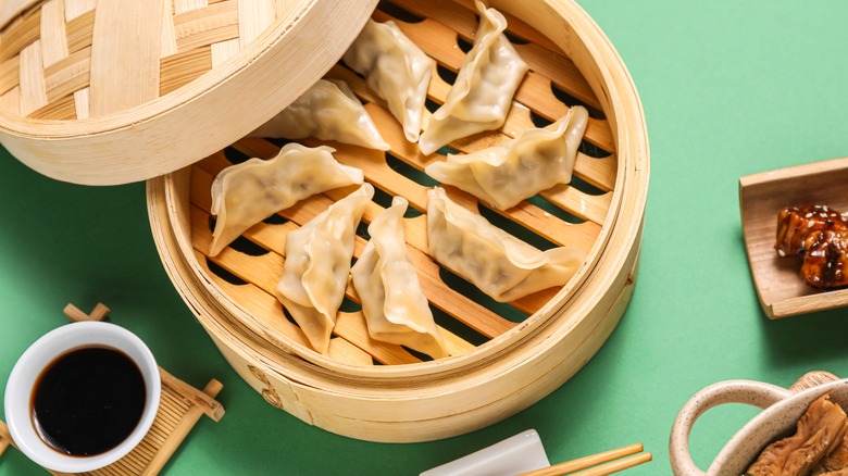 Jiaozi in bamboo steamer