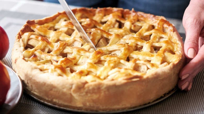slicing apple pie 