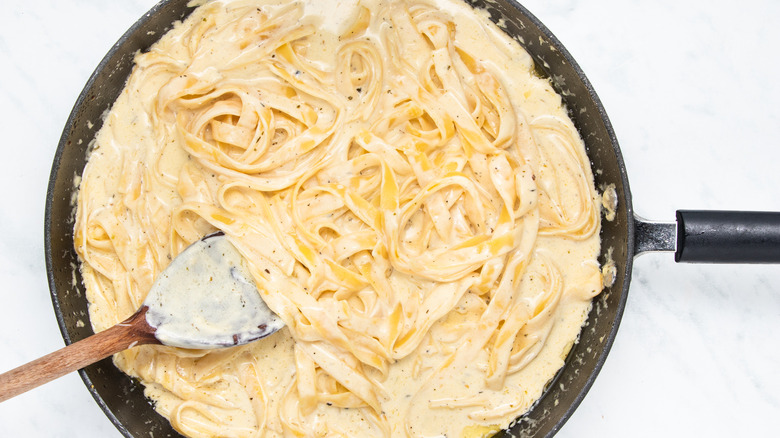 alfredo sauce with noodles