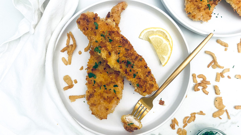 chicken tenders with lemon slices