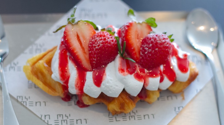 Croffle topped with strawberries