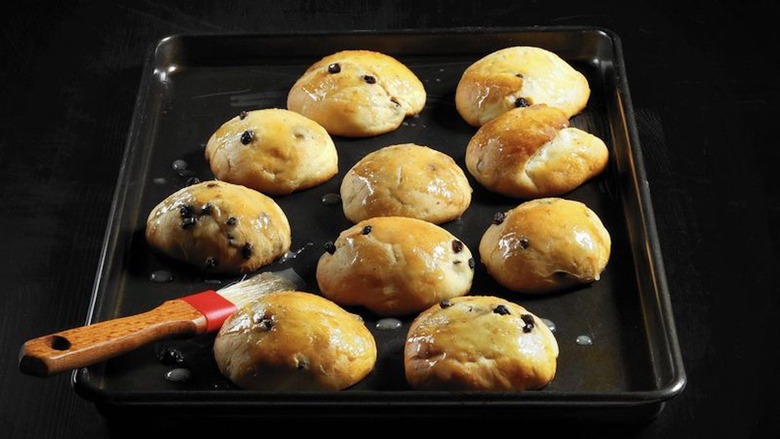 currant buns