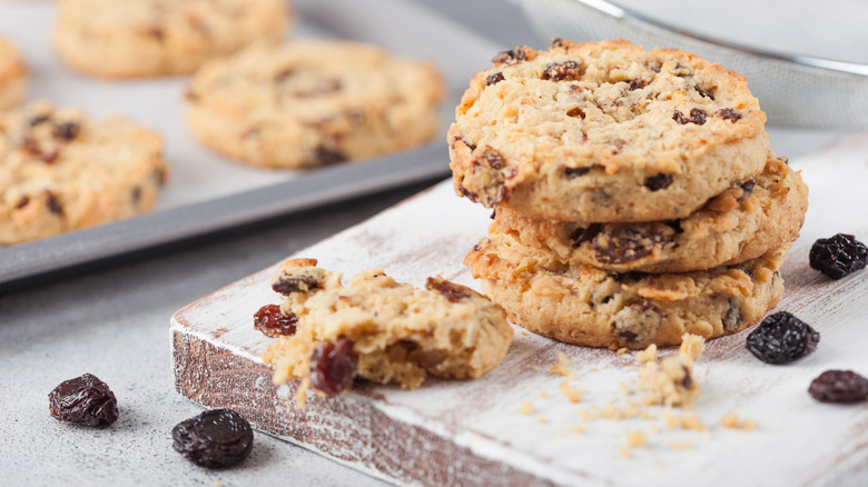 Oatmeal raisin cookies