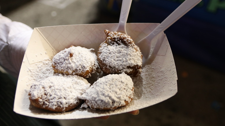 Fried oreos with powdered sugar