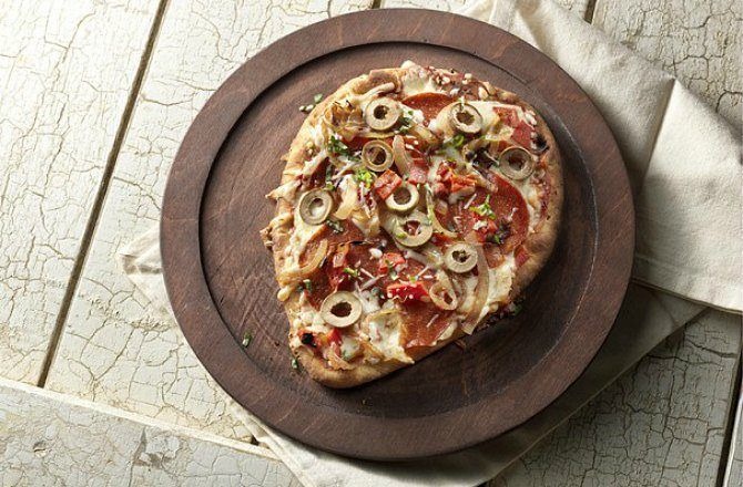 Deluxe Garlic Naan Pizza