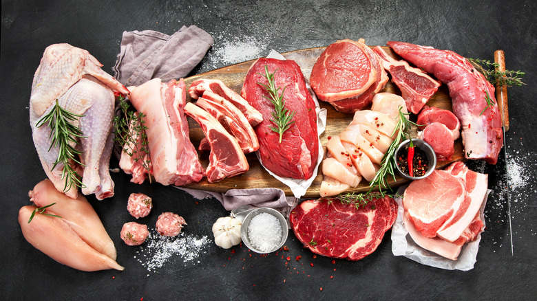 Different types of uncooked meat