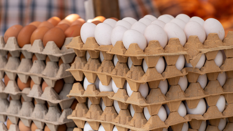 White and brown eggs in containers