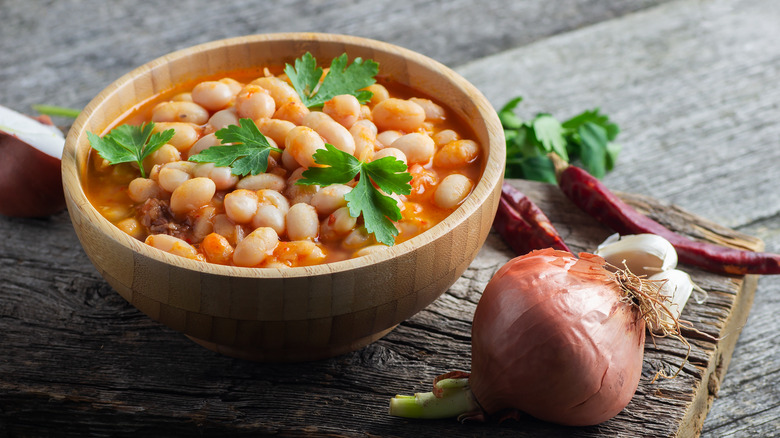 Dried white beans with herbs 
