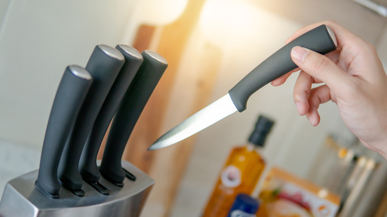 knife entering knife block