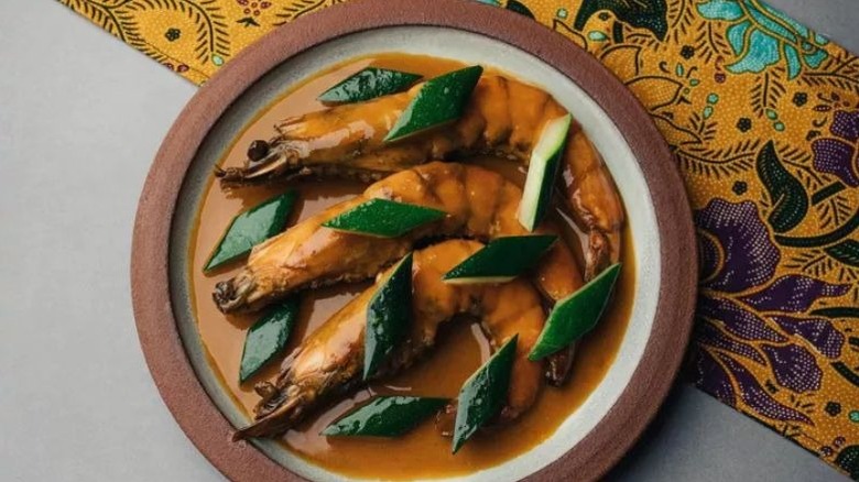 Shrimp in a brown sauce with zucchini