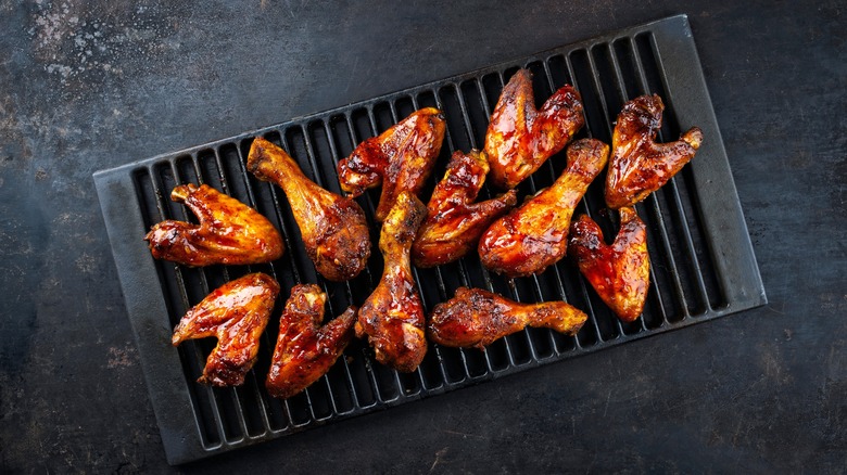 Barbecued, marinaded chicken wings