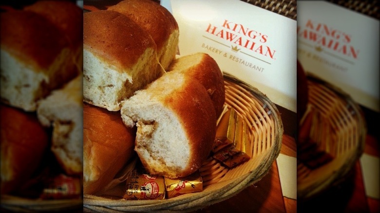 King's Hawaiian rolls at restaurant