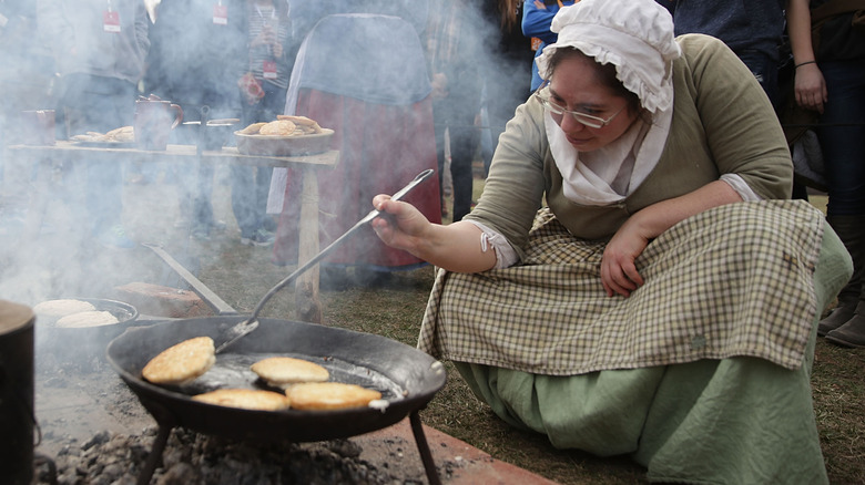woman at mount vernon making hoecakes