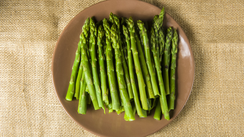 Blanched asparagus on a plate