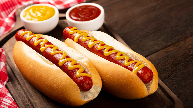 Hot dogs on a bun 
