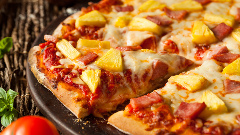Close-up of a Hawaiian pizza