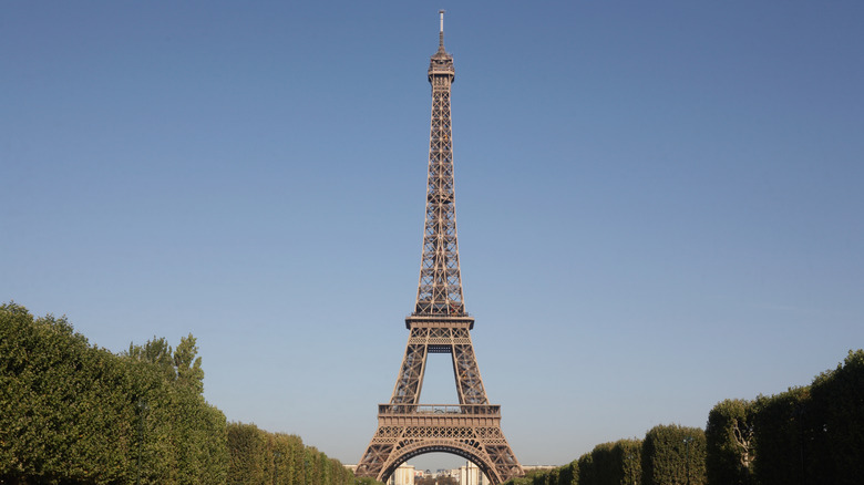 Eiffel tower before a blue sky