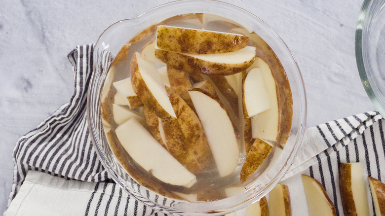 Soaking potato wedges in water