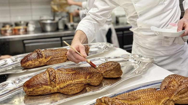 chef preparing loup en croûte